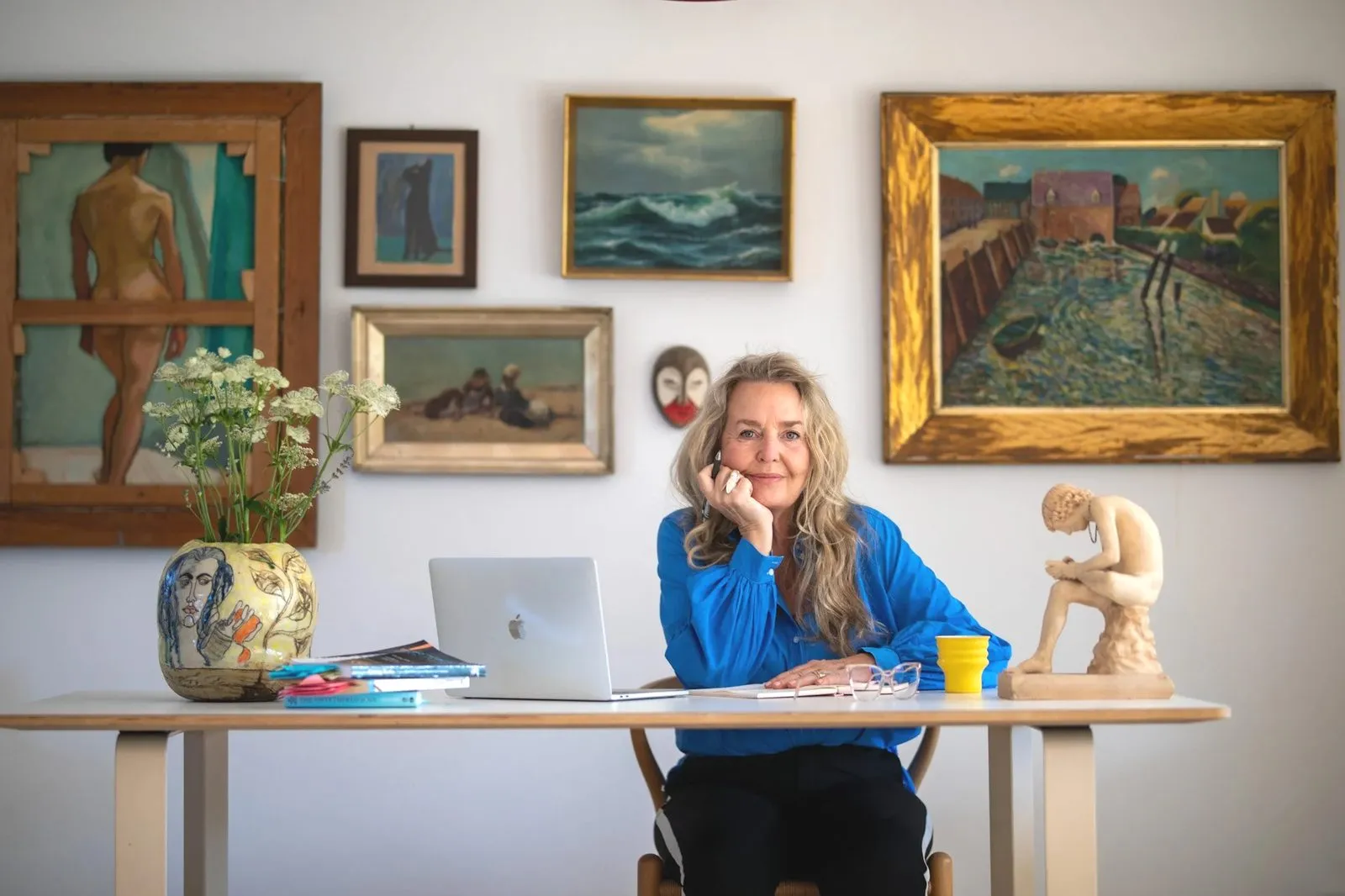 Camilla Karlslund ved sit skrivebord